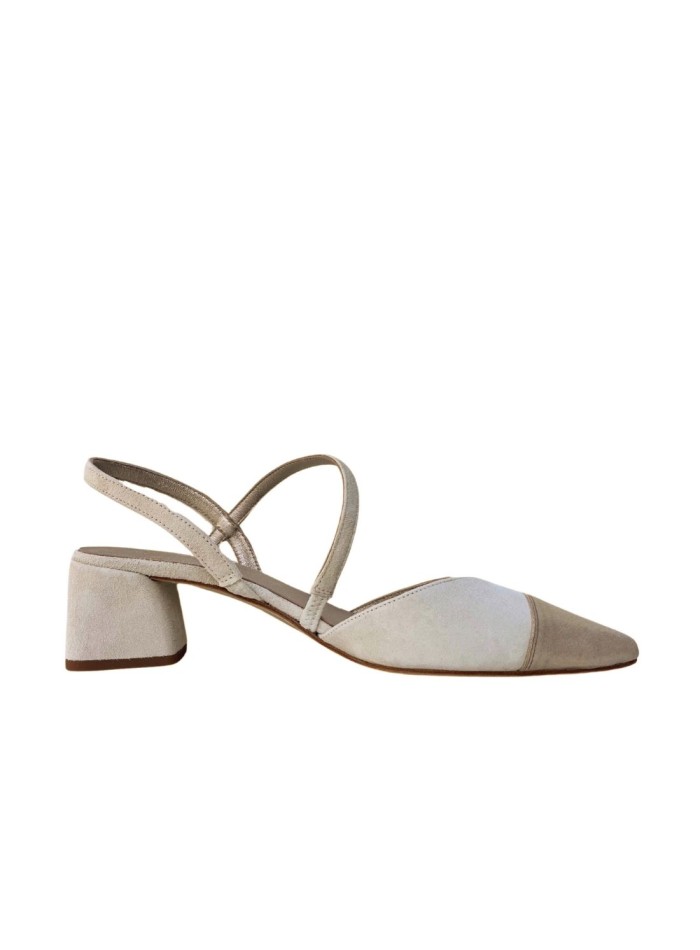 Zapato de fiesta de ante beige con punta metalizada