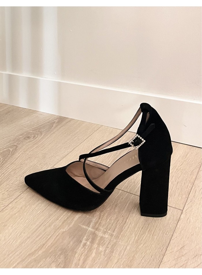 Escarpin en daim noir à brides croisées