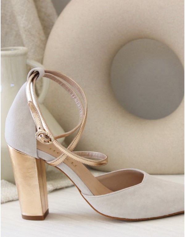 Zapato salón de ante beige con detalles dorados 2