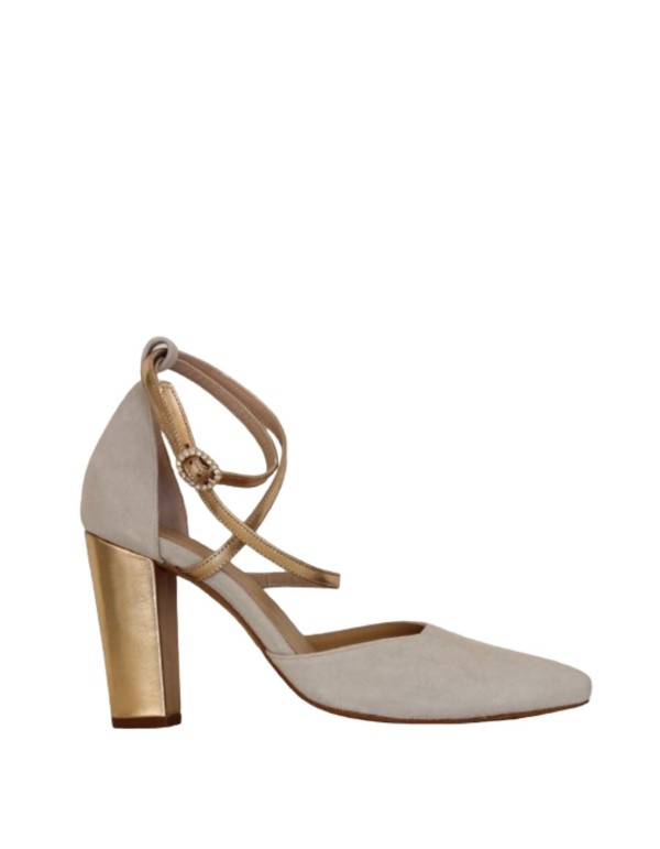 Zapato salón de ante beige con detalles dorados