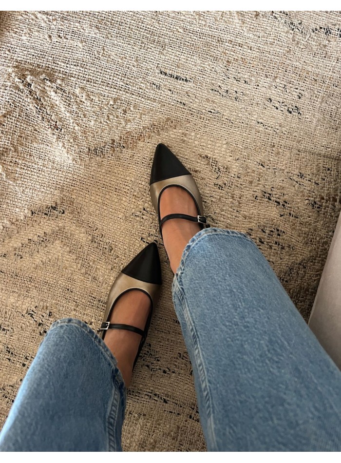 Leather ballerina with metallic details