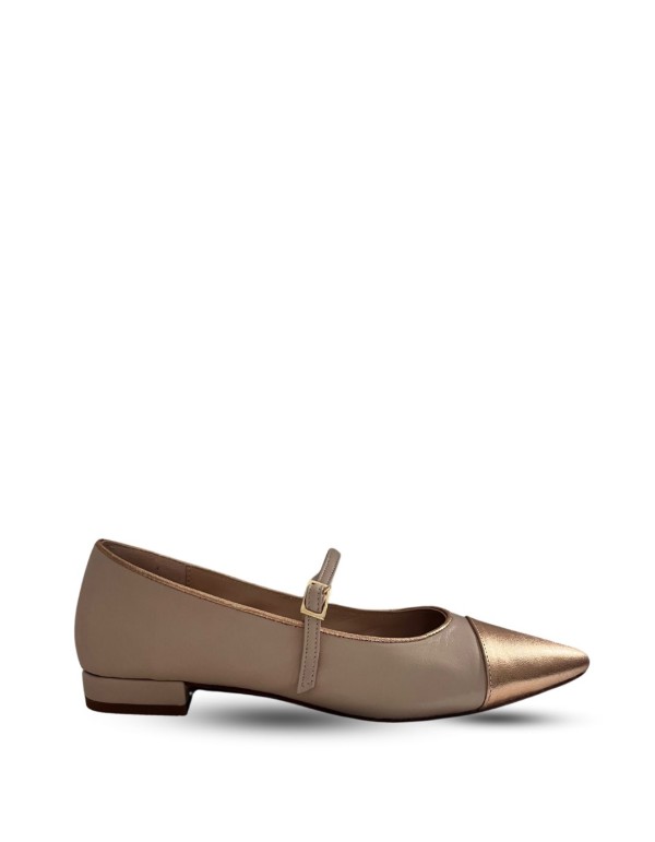 Ballerine en cuir avec détails métalliques