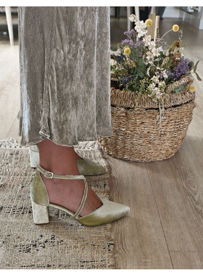 Green velvet party shoes with wide heels