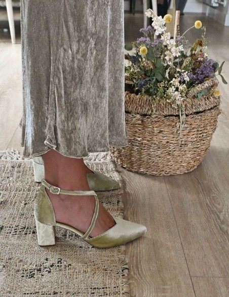 Green velvet party shoes with wide heels