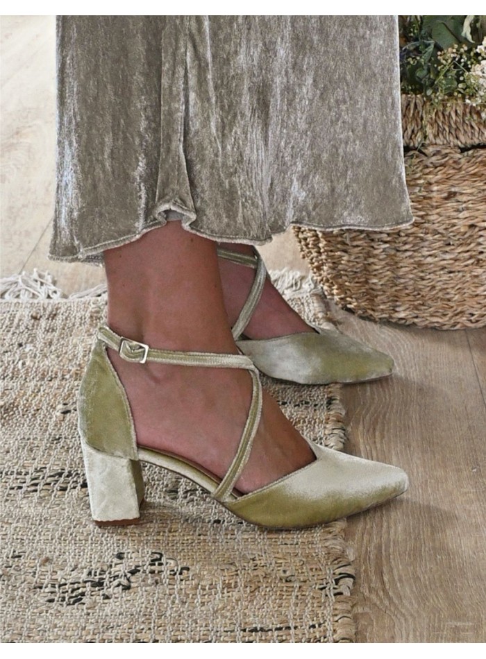 Green velvet party shoes with wide heels