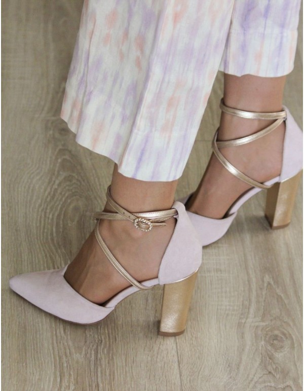 Chaussure de soirée en daim rose avec détails dorés 2