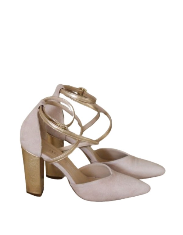 Chaussure de soirée en daim rose avec détails dorés