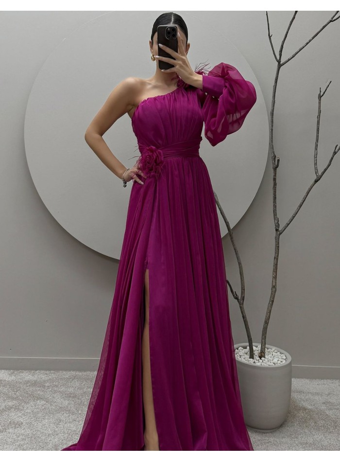 Vestido largo de invitada con hombro asimétrico...