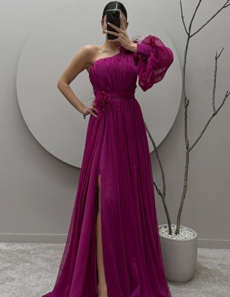 Vestido largo de invitada con hombro asimétrico y manga abullonada