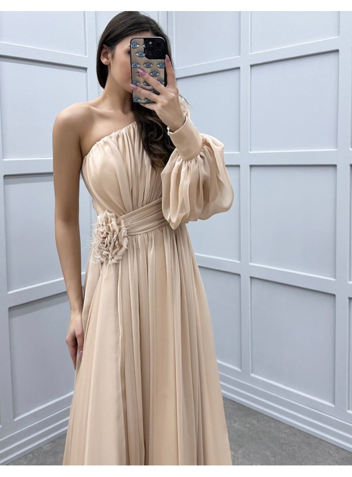 Robe longue d'invité avec épaule asymétrique et manches bouffantes