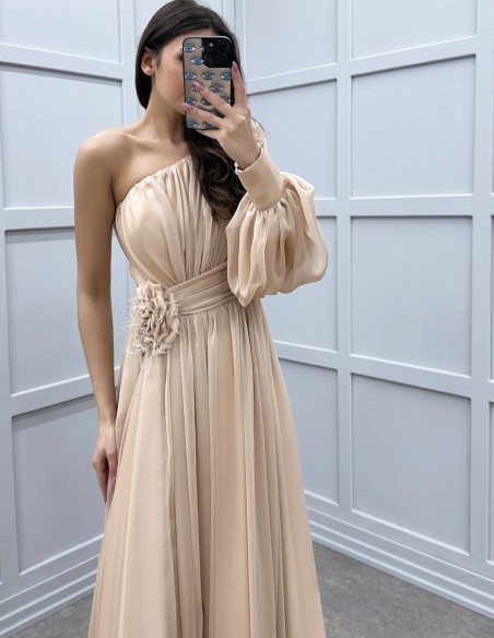 Robe longue d'invité avec épaule asymétrique et manches bouffantes