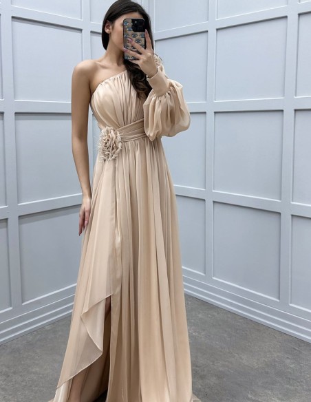 Robe longue d'invité avec épaule asymétrique et manches bouffantes