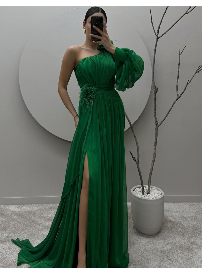 Robe longue d'invité avec épaule asymétrique et manches bouffantes