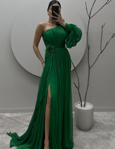 Robe longue d'invité avec épaule asymétrique et manches bouffantes