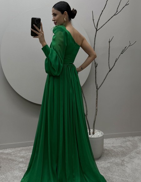 Robe longue d'invité avec épaule asymétrique et manches bouffantes