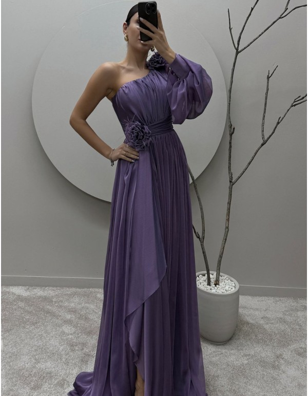 Robe longue d'invité avec épaule asymétrique et manches...