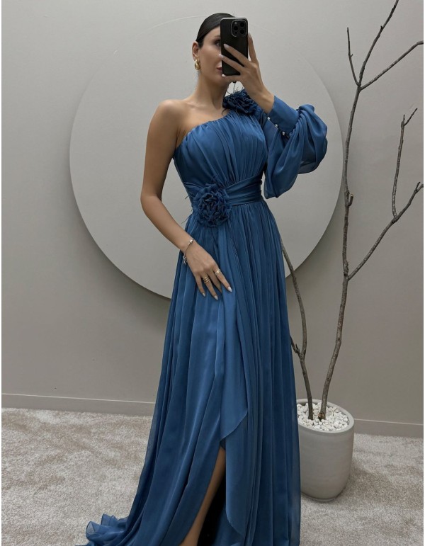 Robe longue d'invité avec épaule asymétrique et manches...