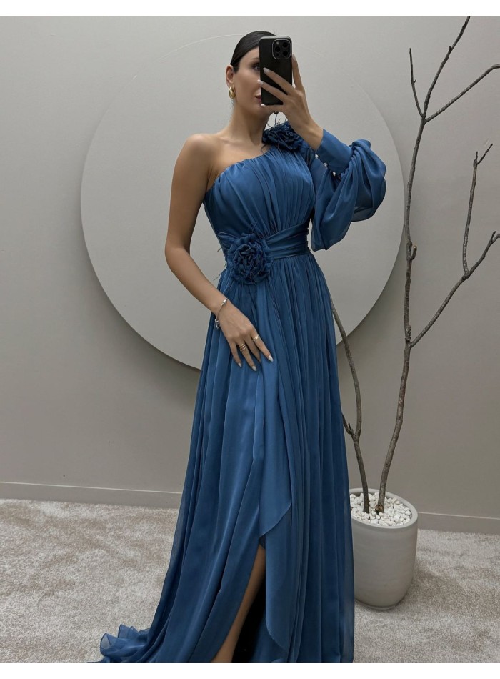 Robe longue d'invité avec épaule asymétrique et manches bouffantes