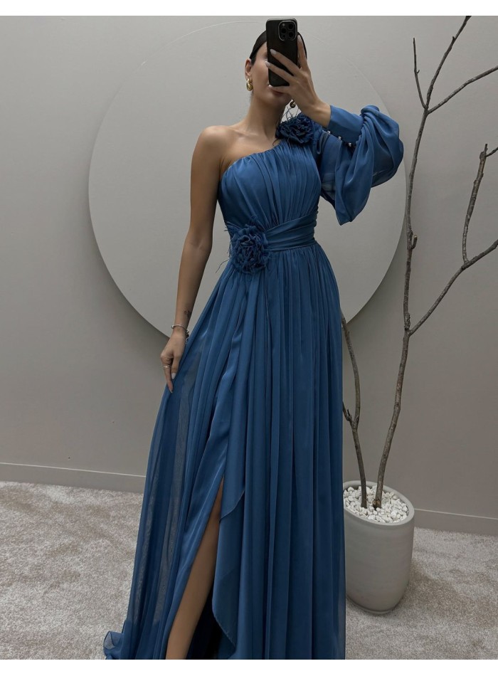 Vestido largo de invitada con hombro asimétrico...