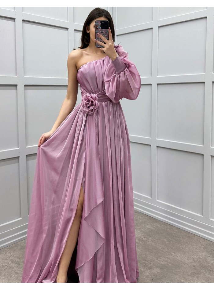 Robe longue d'invité avec épaule asymétrique et manches bouffantes