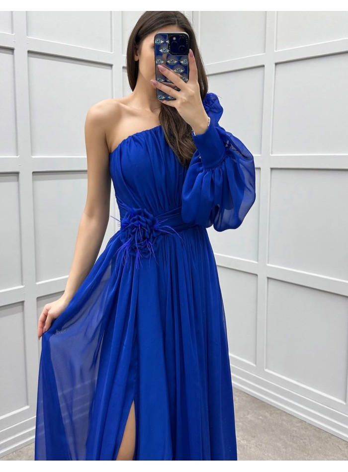 Robe longue d'invité avec épaule asymétrique et manches bouffantes