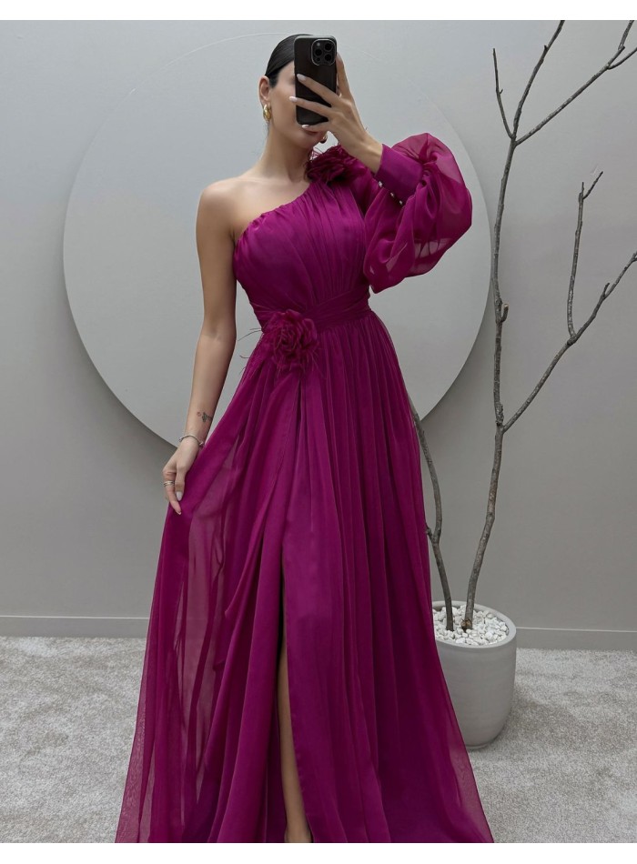 Robe longue d'invité avec épaule asymétrique et manches bouffantes