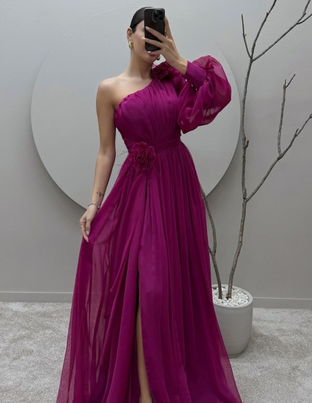 Robe longue d'invité avec épaule asymétrique et manches bouffantes