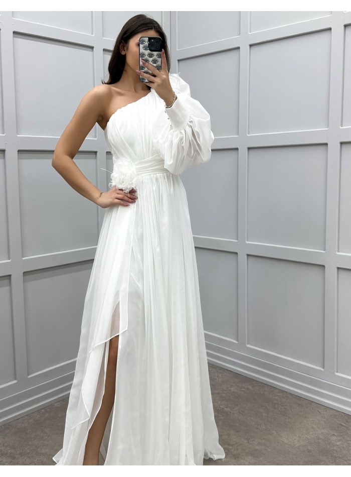 Robe longue d'invité avec épaule asymétrique et manches bouffantes