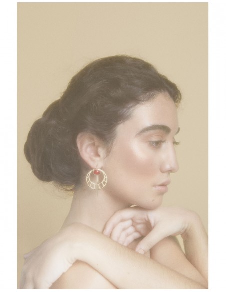 Golden and round guest earrings at INVITADISIMA