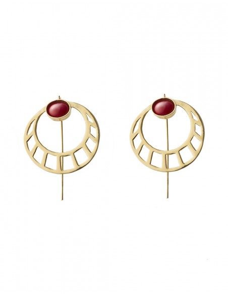 Golden and round guest earrings with red stone at INVITADISIMA