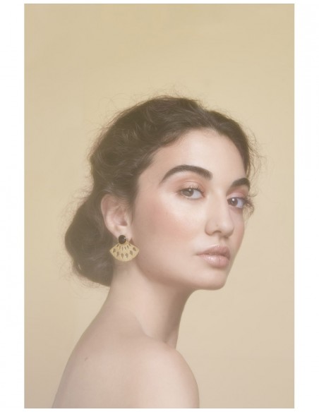 Gold-plated guest earrings with black stone at INVITADISIMA by Li Jewels