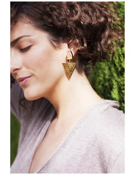 Geometrical gold guest earrings by Li Jewels