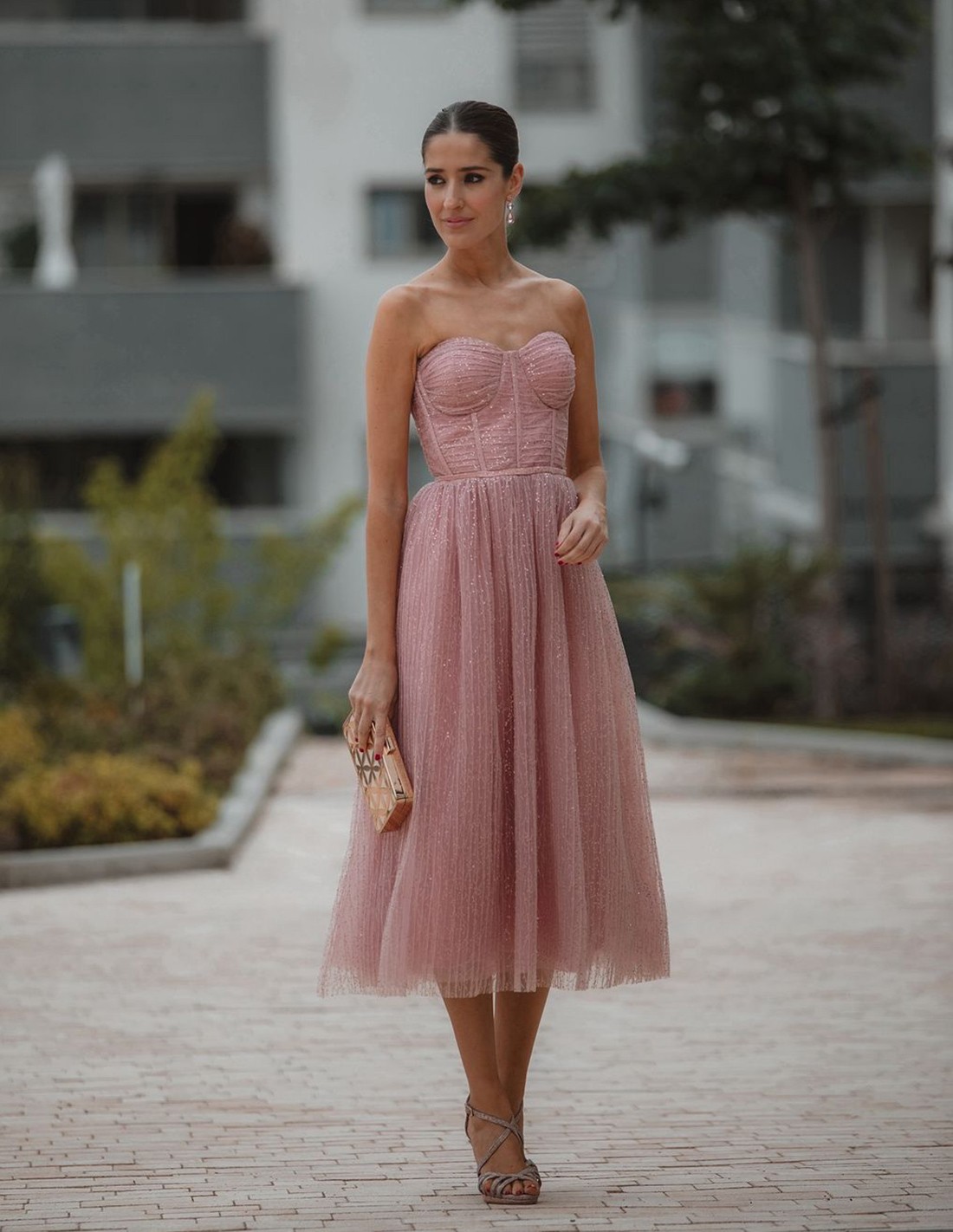 Midi ball gown with corset bodice and tulle skirt | INVITADISIMA