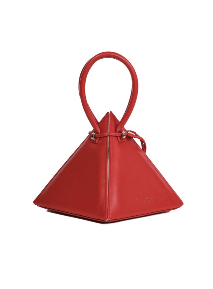 bolso rojo con tirador y forma piramidal