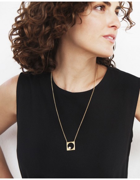 Collar geométrico dorado de perla de Li Jewels para INVITADISIMA.