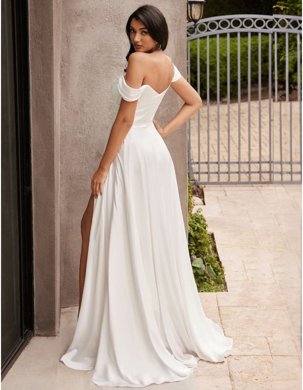 Vestido de novia con escote bandeau con falda vuelo 2
