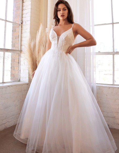 Vestido de novia con corpiño de pedrería y falda de tul Vestido de novia con corpiño de pedrería y falda de tul