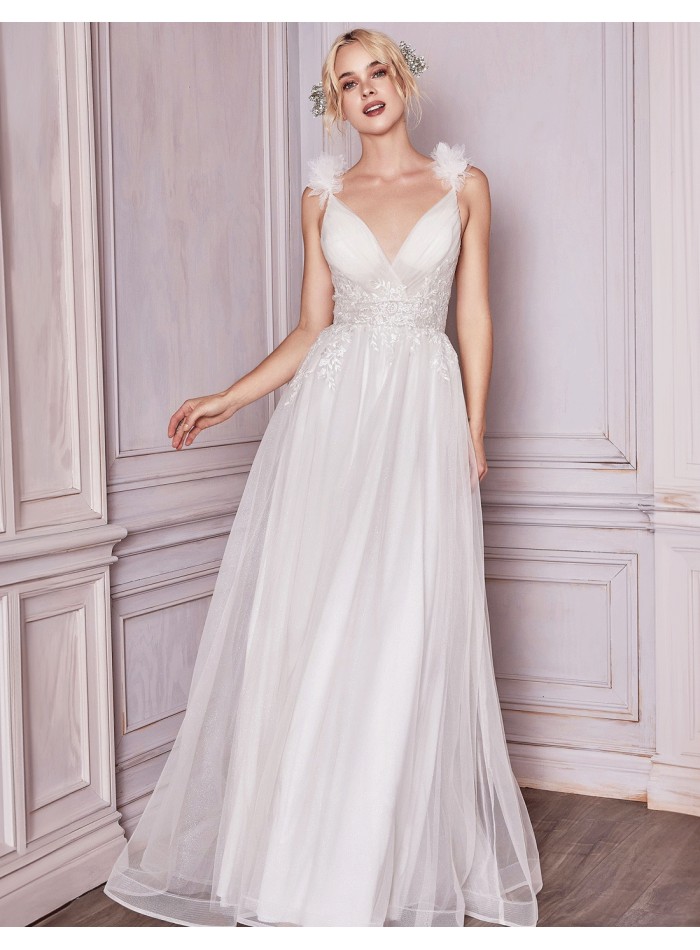 Tulle wedding dress with V-neckline and embroidery