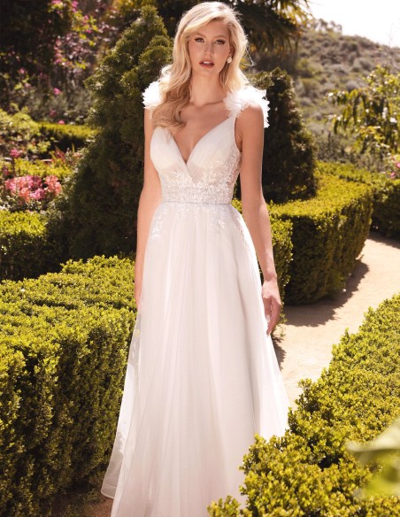 Tulle wedding dress with V-neckline and embroidery