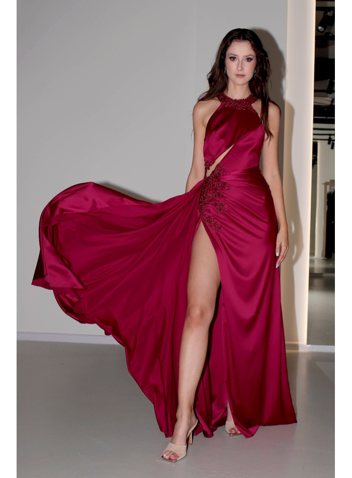 Longue robe en satin bordeaux avec fente, dos...