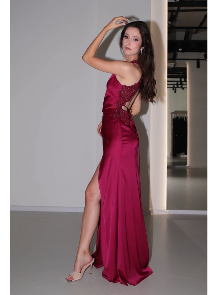 Longue robe en satin bordeaux avec fente, dos...