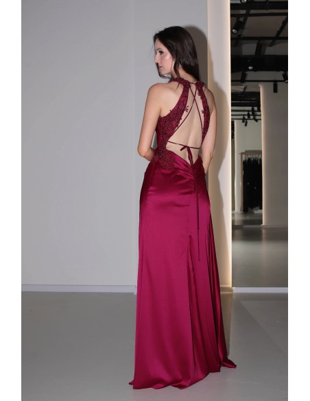 Longue robe en satin bordeaux avec fente, dos nu et strass