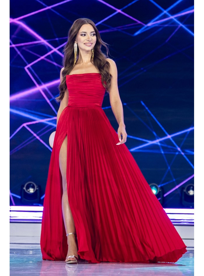 Robe longue de fête en rouge avec jupe plissée et corsage drapé