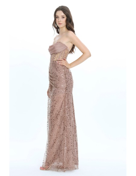 Robe longue de fête avec encolure sans bretelles et tissu scintillant