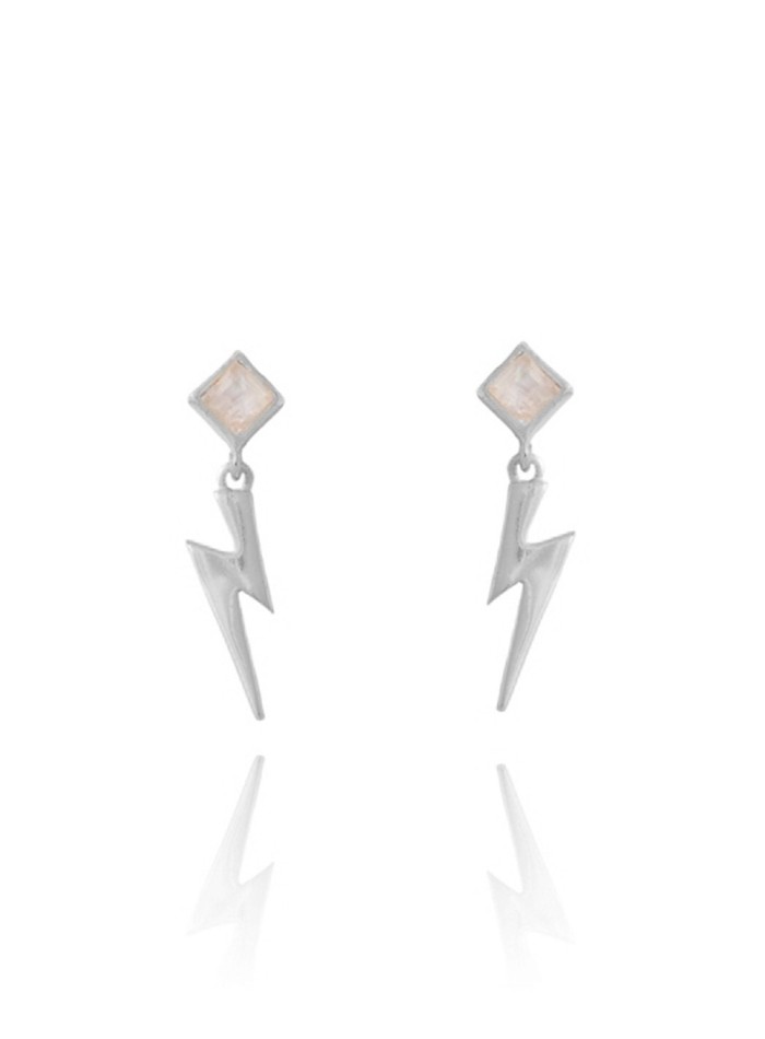 Silvery ray-shaped earrings held in place by a square at INVITADISIMA