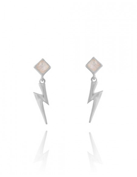 Silvery ray-shaped earrings held in place by a square at INVITADISIMA