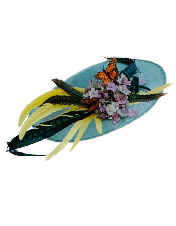 Pamela con plumas, flores y mariposas de Lamatte para INVITADISIMA