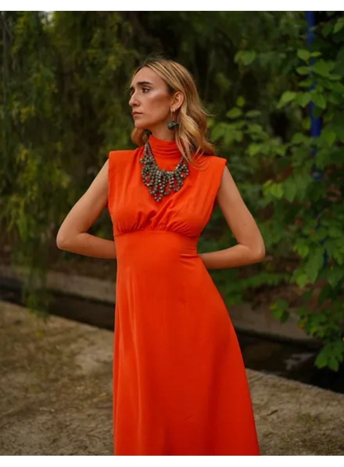 Vestido de fiesta midi naranja con hombreras y cuello alto