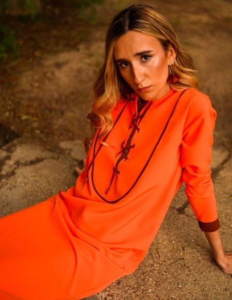 Robe d'invité de style kaftan orange avec détails noirs