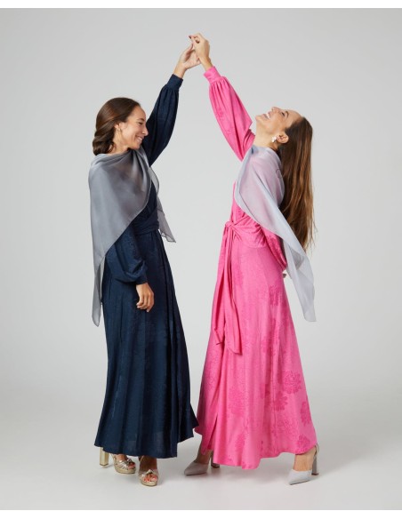 Capa de fiesta corta en gasa plateado claro